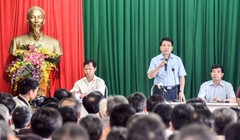 Chủ tịch UBND thành phố Hà Nội Nguyễn Đức Chung đối thoại với dân chiều tối 28-5 - Ảnh: X.THÀNH