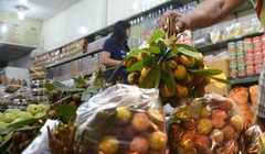 Vải thiều đầu mùa được bán tại một cửa hàng rau, củ, quả Hà Nội (Q.3, TP.HCM) với giá 70.000/kg - Ảnh: Duyên Phan