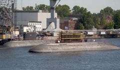 Tàu ngầm Kilo 636.3, chiếc Kolpino vừa hạ thuỷ được tàu kéo đưa đến vị trí tiếp tục hoàn thiện, phía trong là tàu ngầm Bà Rịa - Vũng Tàu của hải quân Việt Nam (lớp Kilo 636.1) - Ảnh: livejournal