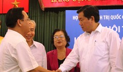 Bí thư Đinh La Thăng cùng các đại biểu tại hội thảo. Ảnh: TÁ LÂM