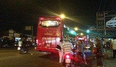 Xe khách chạy tuyến TP.HCM- Đắk Lắk lập bến “cóc” bắt khách trên tuyến đường quốc lộ 1 đoạn qua chân cầu vượt An Sương (quận 12)
