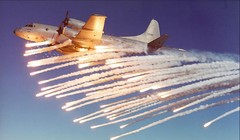 Máy bay P-3 thả mồi bẫy nhiệt. Ảnh: Aviation Spectator