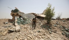 Một khu vực bị tàn phá tại làng al-Azraqiyah, tây bắc Fallujah - Ảnh: AFP