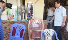 Chủ tịch UBND TP.HCM Nguyễn Thành Phong trực tiếp kiểm tra công trình cải tạo hệ thống thoát nước đường Kinh Dương Vương, quận Bình Tân, TP.HCM ngày 8-6 - Ảnh: N.H.