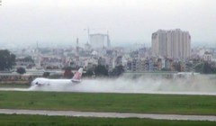 Ngập sân bay Tân Sơn Nhất hồi tháng 10 năm ngoái. Ảnh: Duy Trần