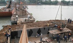 Các đơn vị thi công đang đẩy nhanh tiến độ xây dựng cầu Ghềnh. (Ảnh: Sỹ Tuyên/TTXVN)