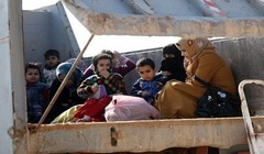 Phụ nữ và trẻ em trên đường chạy trốn khỏi Fallujah, Iraq. (ảnh: AFP).