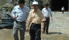 Ông Quý (giữa) kiểm tra công trình thủy điện Thượng Kon Tum ẢNH: VĂN PHƯƠNG