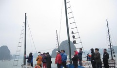 Lên boong dạo ngắm cảnh, chụp ảnh và hít thở không khí trong lành của biển là một trái nghiệm đặc biệt trên vịnh Hạ Long