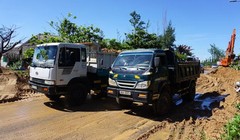 Nạo vét bùn đổ ra đường sau sự cố vỡ hồ chứa bùn thải do khai thác titan tại Bình Thuận vào ngày 16-6-2016. Ảnh: báo Bình Thuận