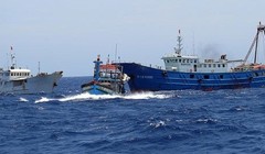 Tàu Trung Quốc đâm tàu cá Việt Nam trên biển đông. Ảnh VOV