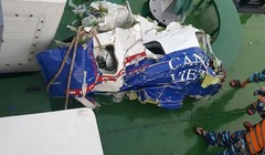 Các mảnh vỡ máy bay CASA-212 được tìm thấy ngày 17-6. Ảnh: Bộ Quốc phòng