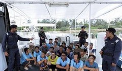 Các ngư dân Việt Nam bị MMEA bắt giữ. (Nguồn: bernama.com)