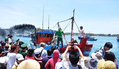 Một tàu cá của ngư dân Quảng Ngãi cập cảng Sa Kỳ trong tình trạng hỏng nặng vì bị tấn công ở Hoàng Sa. Ảnh: Minh Hoàng - Zing