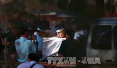 Thi thể phi công Trần Quang Khải được chuyển lên ô tô chuyên dụng. Ảnh: Thanh Tùng/TTXVN