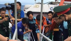 Lực lượng tìm kiếm vớt lên một mảnh vỡ máy bay CASA-212 gặp nạn trên biển