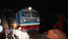 Tàu chở khách đầu tiên qua cầu Ghềnh sáng 25-6 - Ảnh: Đức Trong