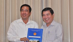 Chủ tịch UBND TP Nguyễn Thành Phong trao Quyết định bổ nhiệm cho ông Nguyễn Văn Lâm