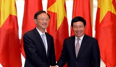 Phó Thủ tướng, Bộ trưởng Bộ Ngoại giao Phạm Bình Minh bắt tay Ủy viên Quốc vụ Trung Quốc Dương Khiết Trì sáng 27-6 tại Trung tâm Hội nghị quốc tế ở Hà Nội