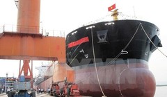 Công ty Đóng tàu Hạ Long bàn giao một tàu hàng đã đóng xong. (Ảnh: Văn Đức/TTXVN)