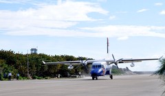 Máy bay CASA-212 số hiệu 8983 hạ cánh xuống sân bay Trường Sa, ngày 2.6.2016