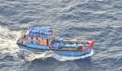 Tàu cá Việt Nam bị nghi đánh bắt hải sâm ở Úc - Ảnh: Lực lượng Biên phòng Úc