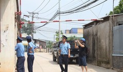 Thanh tra giao thông tỉnh Đồng Nai kiểm tra yêu cầu tạm ngừng việc thu phí "tự phát". Ảnh báo Thanh niên