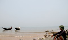 Hơn hai tháng qua, người dân Hà Tĩnh gặp nhiều khó khăn do không thể ra khơi. Ảnh: Đức Hùng