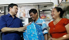 Bí thư Thành ủy TP.HCM Đinh La Thăng trong một lần tặng quà và động viên gia đình anh Đào Tiến Dũng (quận 8) ủng hộ chủ trương di dời nhà ven Kênh Tẻ của TP trong thời gian tới. Ảnh: HOÀNG GIANG