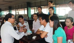 Công nhân được luật sư tư vấn trực tiếp về tiền lương (ảnh minh họa: NLĐ)