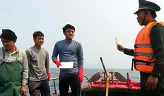 Các lực lượng chức năng Việt Nam cảnh báo một tàu cá Trung Quốc xâm phạm lãnh hải Việt Nam. Ảnh: ĐỨC TRÍ/TTO 