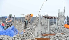 Công nhân tiến hành khoan, phá dỡ phần công trình xây dựng trái phép ở toà nhà số 8B Lê Trưc, Hà Nội, sáng 6/3. (Ảnh: Minh Đức/TTXVN)