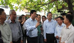 Bí thư Thăng thị sát tình trạng ô nhiễm tại rạch Hóc Môn. Ảnh: Hoàng Giang