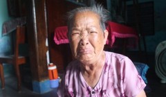 Mẹ người thợ lặn xấu số Lê Văn Ngày. Ảnh: N.BĂNG