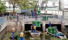 Hiện việc vớt lục bình, rong cỏ chủ yếu bằng xuống. Ảnh: Sơn Hòa