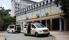 Nơi xảy ra vụ bảo vệ chặn xe cứu thương ở Bệnh viện nhi Trung ương gây xôn xao dư luận. Đến nay các xe cấp cứu ngoại tỉnh được đỗ khá lâu trong khuôn viên bệnh viện. Ảnh: Bá Đô