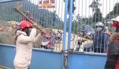Người dân bao vây, phá cổng Công ty Vàng Phước Sơn đòi nợ 