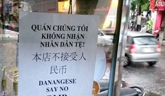 Nhạc sĩ Nguyễn Duy Khoái treo bảng thông báo không nhận Nhân dân tệ ngay trước quán nước của mình. Ảnh: H. Long. 