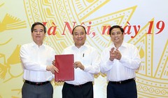 Thủ tướng  Nguyễn Xuân Phúc thay mặt Bộ Chính trị trao Quyết định phân công đồng chí Nguyễn Văn Bình, Trưởng Ban Kinh tế Trung ương, giữ chức Trưởng Ban Chỉ đạo Tây Bắc. Ảnh: Zing