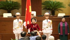 Bà Nguyễn Thị Kim Ngân tuyên thệ nhậm chức khi Phó chủ tịch Quốc hội Tòng Thị Phóng đứng cạnh. Ảnh: Thắng Huy (VnExpress).