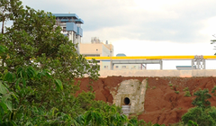 Ống thải của nhà máy alumin ở Nhân Cơ. Ảnh: NLĐ