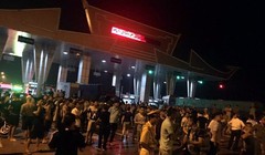 Tối 17/6, người dân đã kéo đến trạm thu phí cầu Hạc Trì để ngăn không cho xe ô tô lưu thông qua đây