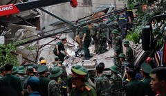 Lực lượng chức năng đang cứu hộ nạn nhân trong ngôi nhà 4 tầng tại 43 Cửa Bắc, Hà Nội