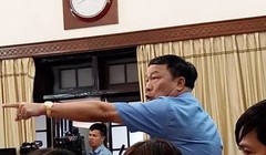 Ông Nguyễn Văn Đệ (áo xanh) chỉ tay thẳng tay về phía các cơ quan ban, ngành tỉnh trong cuộc họp báo hôm 5/8. Ảnh: BẢO MINH