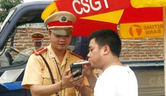 CSGT kiểm tra nồng độ cồn đối với người điều khiển phương tiện giao thông