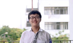 Nguyễn Tiến Thành - nam sinh vừa tốt nghiệp Trường THPT Chuyên Hà Nội – Amsterdam là tác giả của bài luận đạt giải Nhất cuộc thi Writing Prize do tờ The Atlantic tổ chức thường niên.  Bài luận của Thành được đánh giá cao về cả hình thức thể hiện lẫn quan 