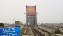 Cầu Việt Trì không phục vụ được xe tải những vẫn phục vụ được đường sắt.