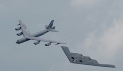 Máy bay ném bom tàng hình B-2 Spirit và "pháo đài bay" B-52 của Mỹ