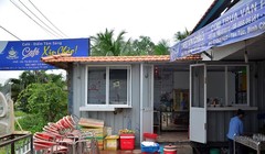 Container dùng làm nơi rửa chén ở quán cà phê Xin Chào