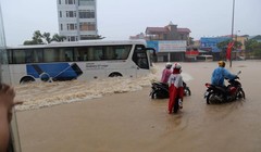 Đoạn qua khu công nghiệp Khai Quang bị ngập sâu. Ảnh: Trần Ngọc Kha